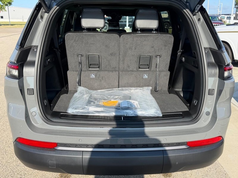 Jeep Grand Cherokee L Vehicle Full-screen Gallery Image 6