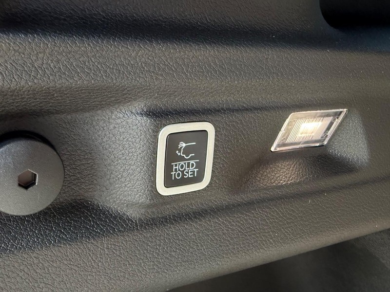 Jeep Grand Cherokee L Vehicle Full-screen Gallery Image 7