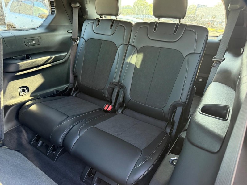 Jeep Grand Cherokee L Vehicle Full-screen Gallery Image 9