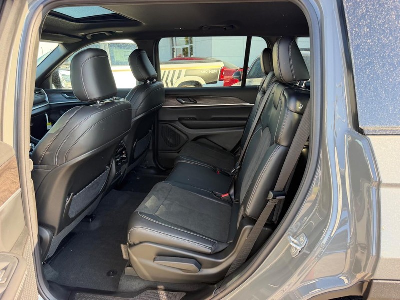Jeep Grand Cherokee L Vehicle Full-screen Gallery Image 10