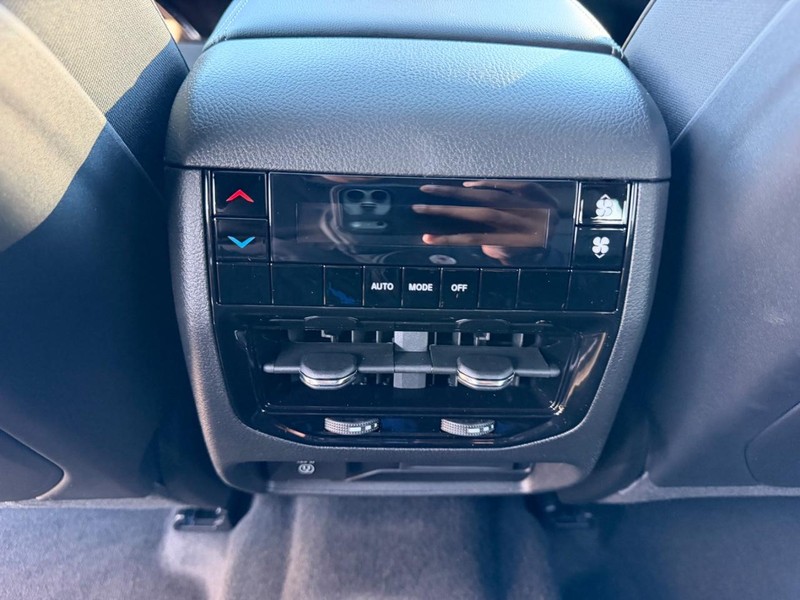 Jeep Grand Cherokee L Vehicle Full-screen Gallery Image 11