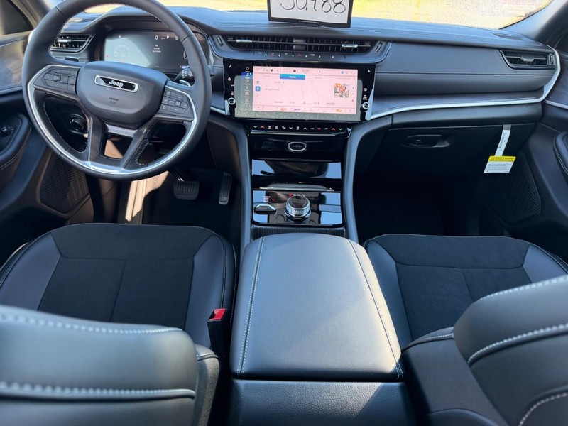 Jeep Grand Cherokee L Vehicle Full-screen Gallery Image 13