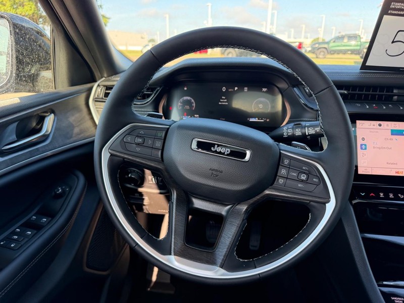 Jeep Grand Cherokee L Vehicle Full-screen Gallery Image 14