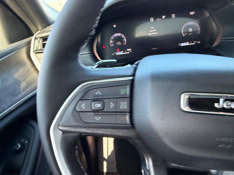 Jeep Grand Cherokee L Vehicle Full-screen Gallery Image 15