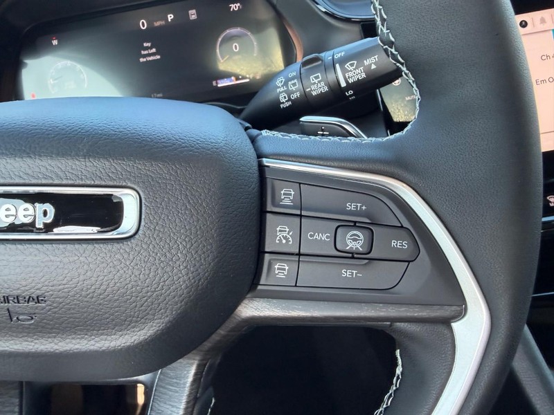 Jeep Grand Cherokee L Vehicle Full-screen Gallery Image 16
