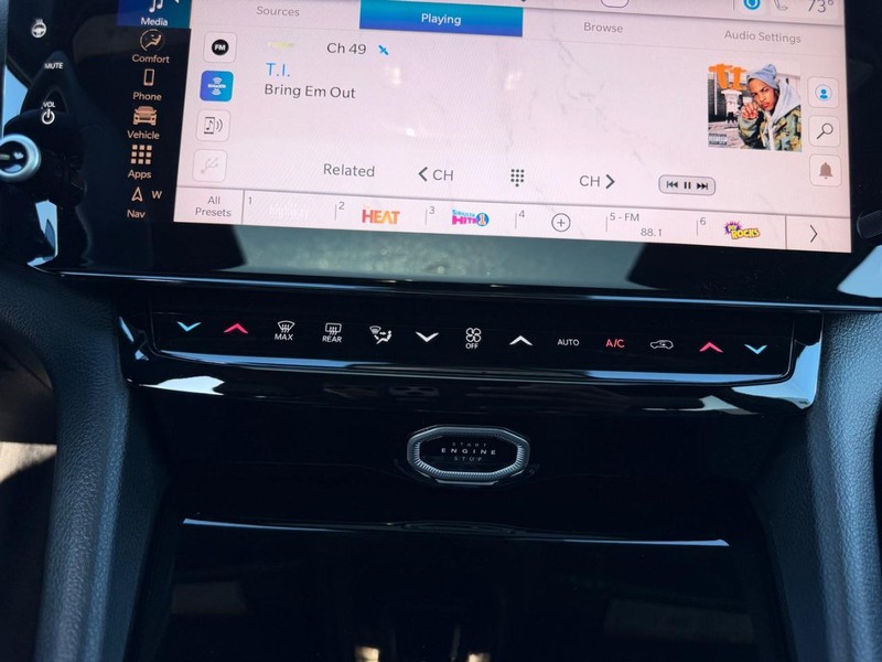 Jeep Grand Cherokee L Vehicle Full-screen Gallery Image 18