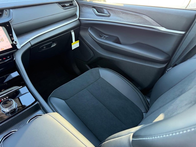 Jeep Grand Cherokee L Vehicle Full-screen Gallery Image 20