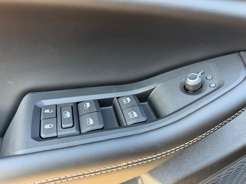 Jeep Grand Cherokee L Vehicle Full-screen Gallery Image 21