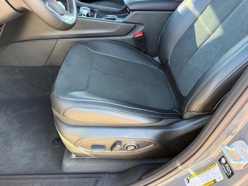 Jeep Grand Cherokee L Vehicle Full-screen Gallery Image 22