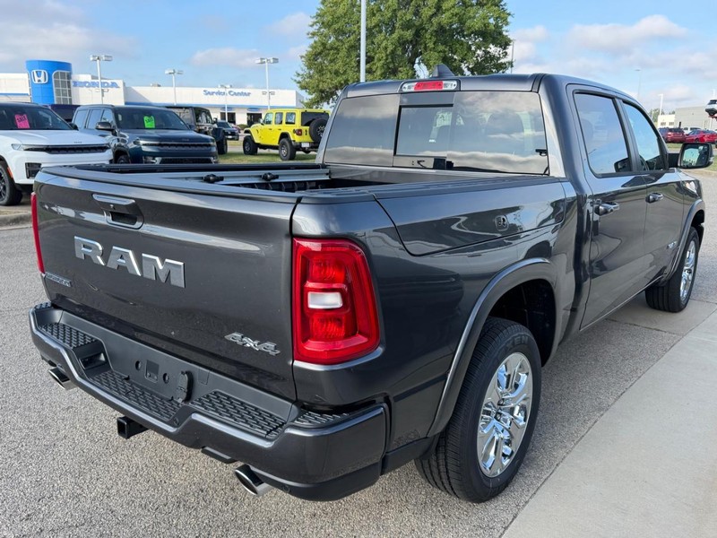 Ram 1500 Vehicle Full-screen Gallery Image 4