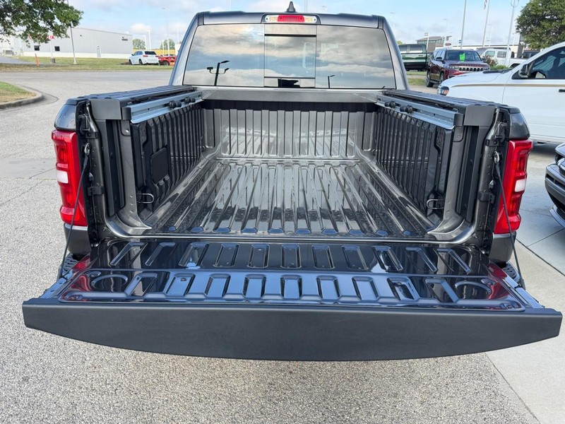 Ram 1500 Vehicle Full-screen Gallery Image 6
