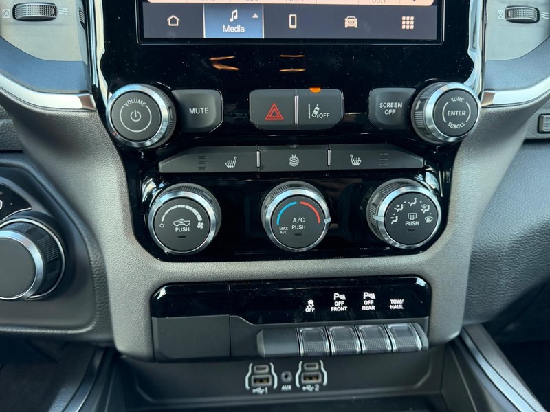 Ram 1500 Vehicle Full-screen Gallery Image 14