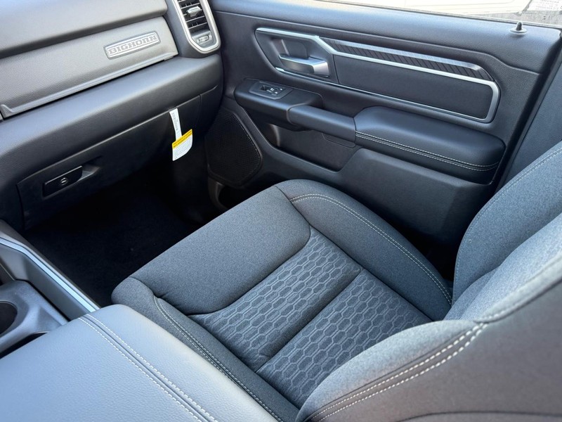 Ram 1500 Vehicle Full-screen Gallery Image 16