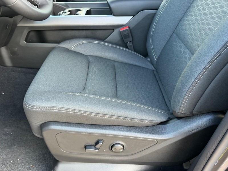 Ram 1500 Vehicle Full-screen Gallery Image 18