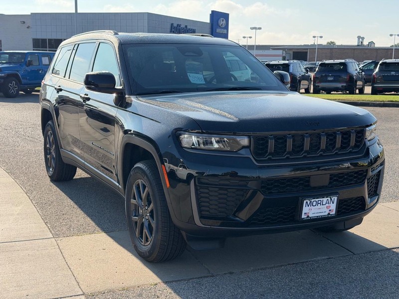 Jeep Grand Cherokee L Vehicle Full-screen Gallery Image 3