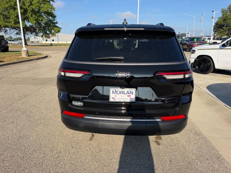 Jeep Grand Cherokee L Vehicle Full-screen Gallery Image 5