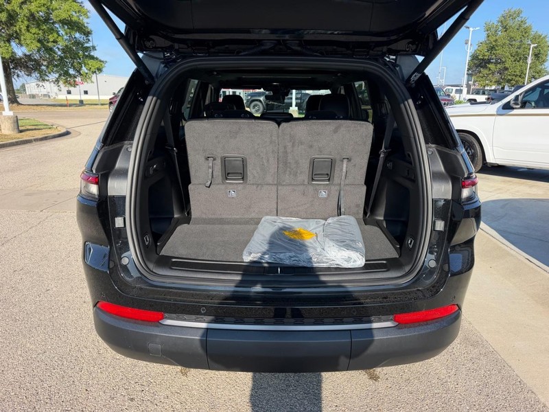 Jeep Grand Cherokee L Vehicle Full-screen Gallery Image 6