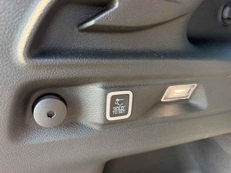 Jeep Grand Cherokee L Vehicle Full-screen Gallery Image 7