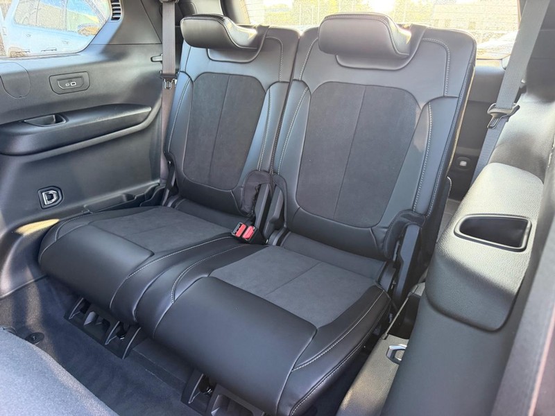 Jeep Grand Cherokee L Vehicle Full-screen Gallery Image 9