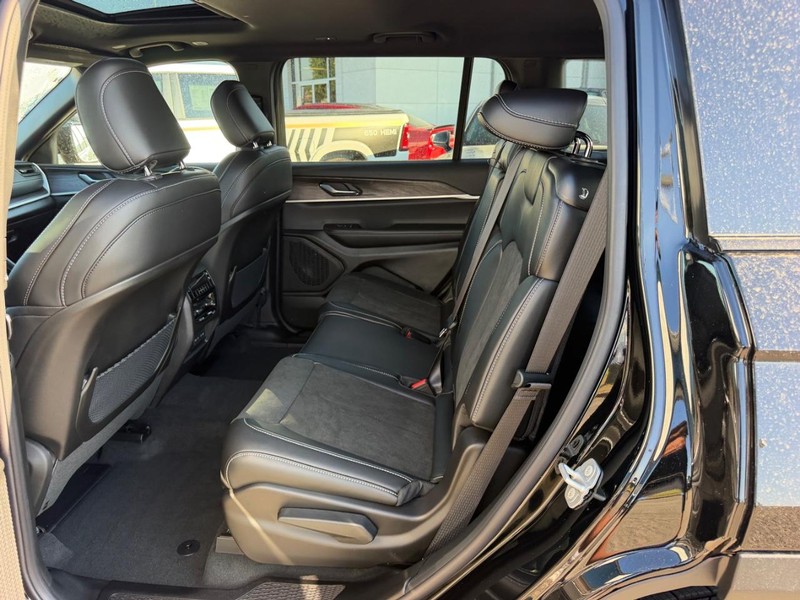 Jeep Grand Cherokee L Vehicle Full-screen Gallery Image 10