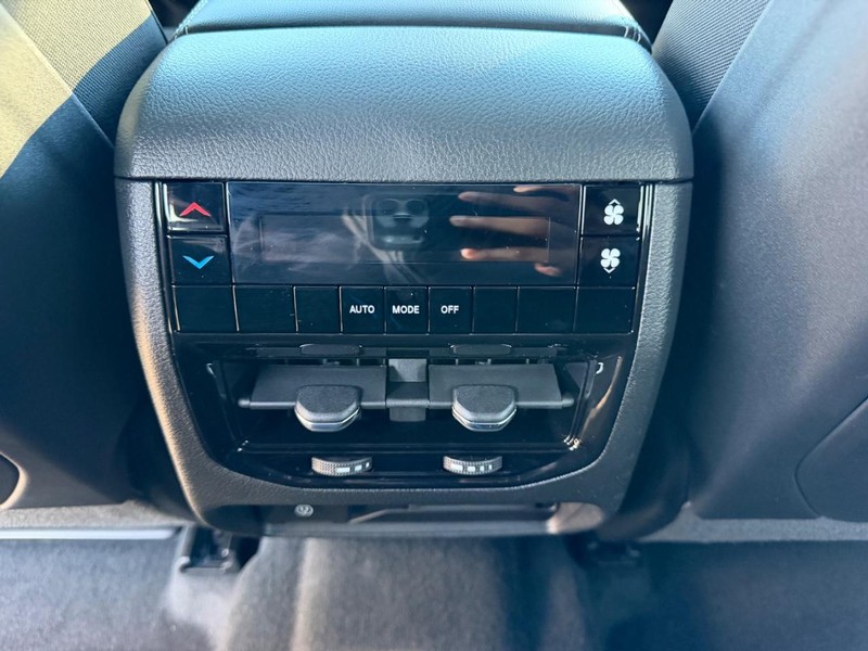 Jeep Grand Cherokee L Vehicle Full-screen Gallery Image 11