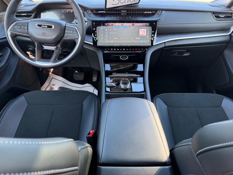 Jeep Grand Cherokee L Vehicle Full-screen Gallery Image 13