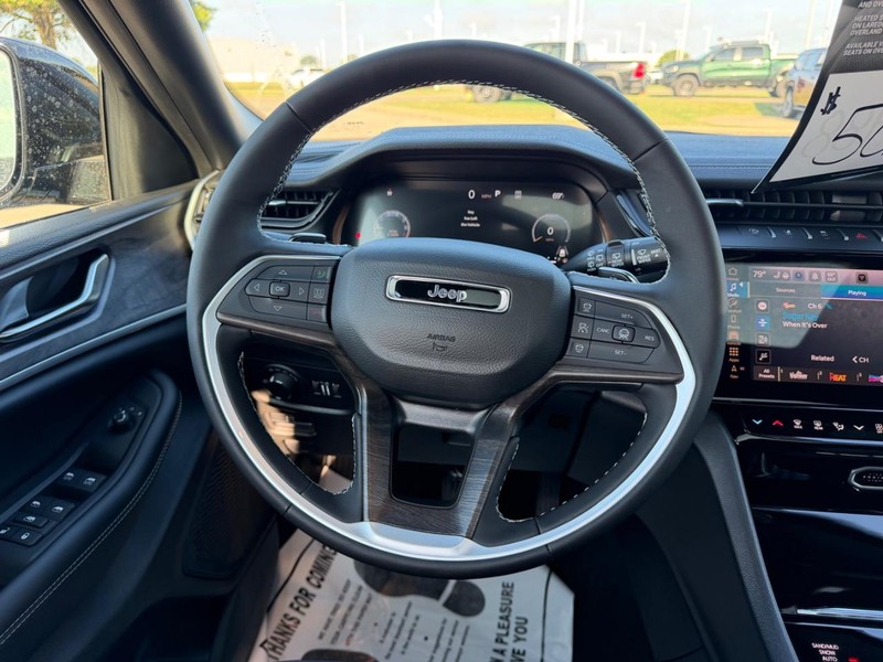Jeep Grand Cherokee L Vehicle Full-screen Gallery Image 14