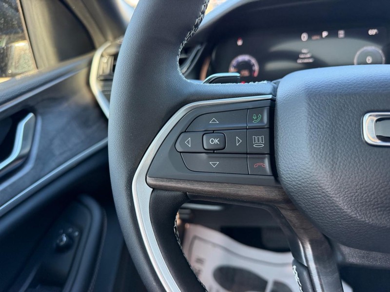 Jeep Grand Cherokee L Vehicle Full-screen Gallery Image 15