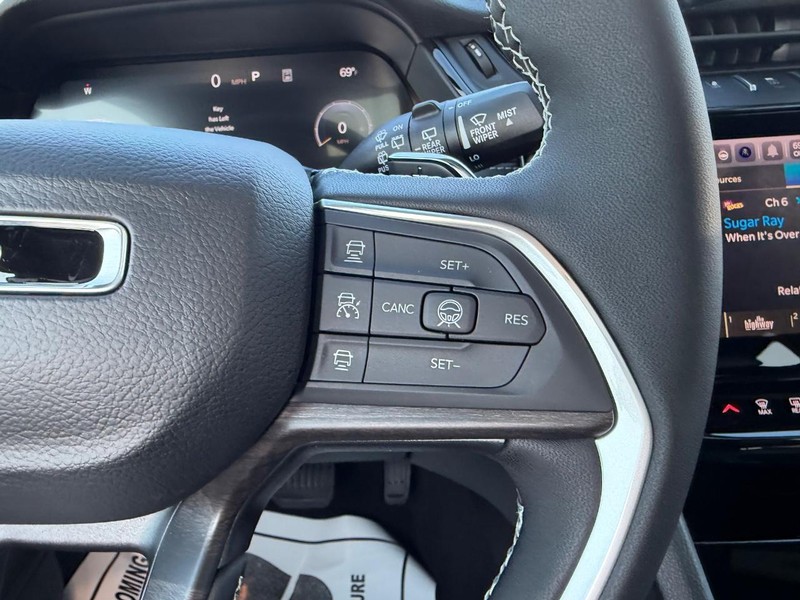 Jeep Grand Cherokee L Vehicle Full-screen Gallery Image 16