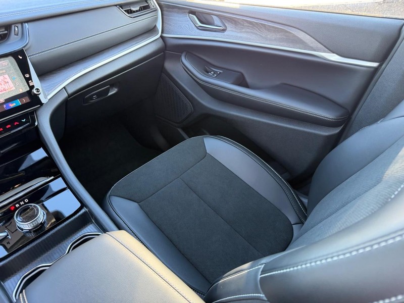 Jeep Grand Cherokee L Vehicle Full-screen Gallery Image 20
