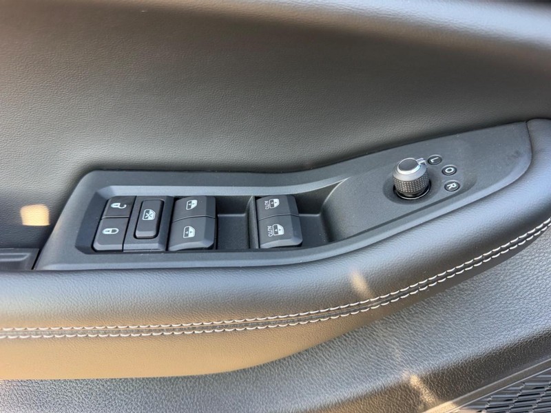 Jeep Grand Cherokee L Vehicle Full-screen Gallery Image 21