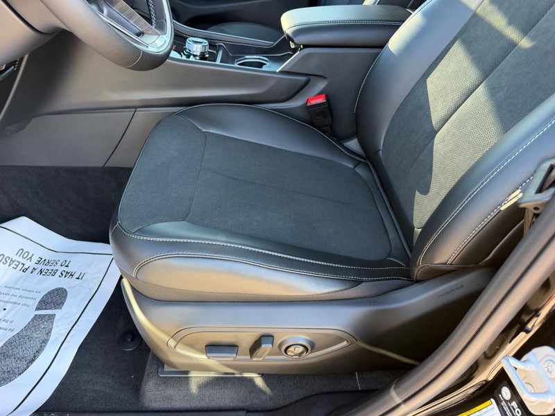 Jeep Grand Cherokee L Vehicle Full-screen Gallery Image 22