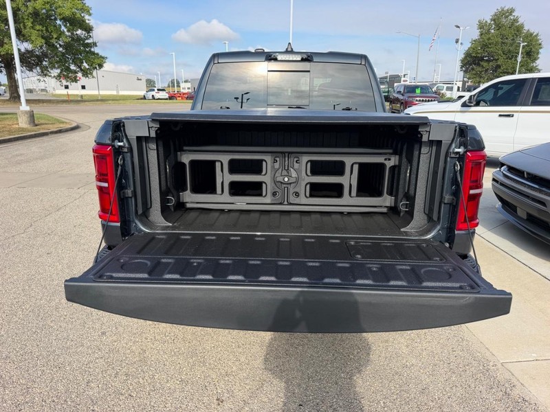 Ram 1500 Vehicle Full-screen Gallery Image 6