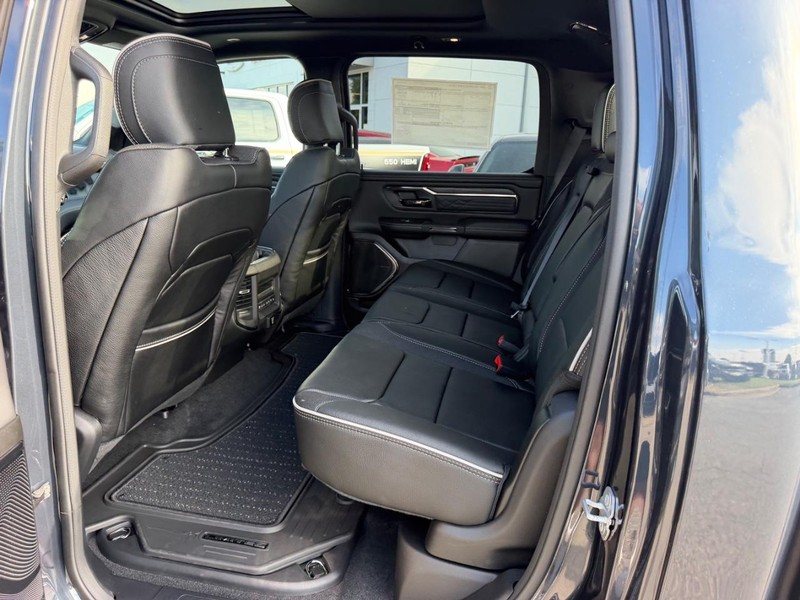 Ram 1500 Vehicle Full-screen Gallery Image 8