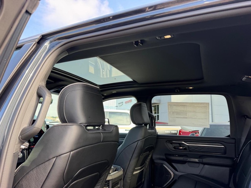 Ram 1500 Vehicle Full-screen Gallery Image 9