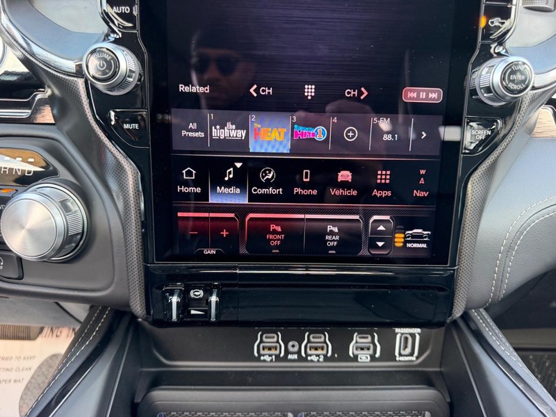 Ram 1500 Vehicle Full-screen Gallery Image 16