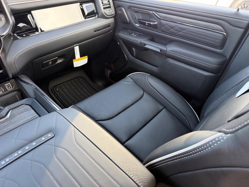 Ram 1500 Vehicle Full-screen Gallery Image 18