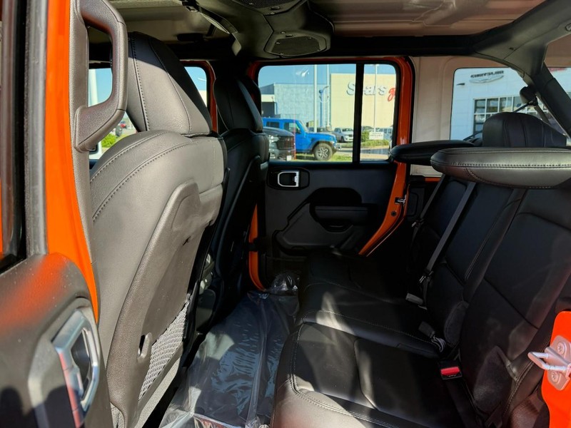 Jeep Wrangler Vehicle Full-screen Gallery Image 4
