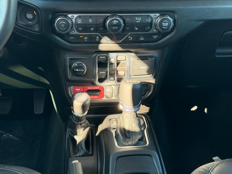 Jeep Wrangler Vehicle Full-screen Gallery Image 8