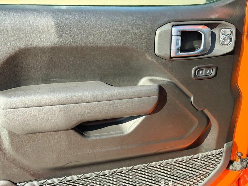 Jeep Wrangler Vehicle Full-screen Gallery Image 9