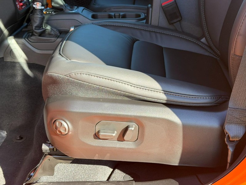 Jeep Wrangler Vehicle Full-screen Gallery Image 10