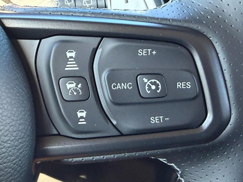 Jeep Wrangler Vehicle Full-screen Gallery Image 12