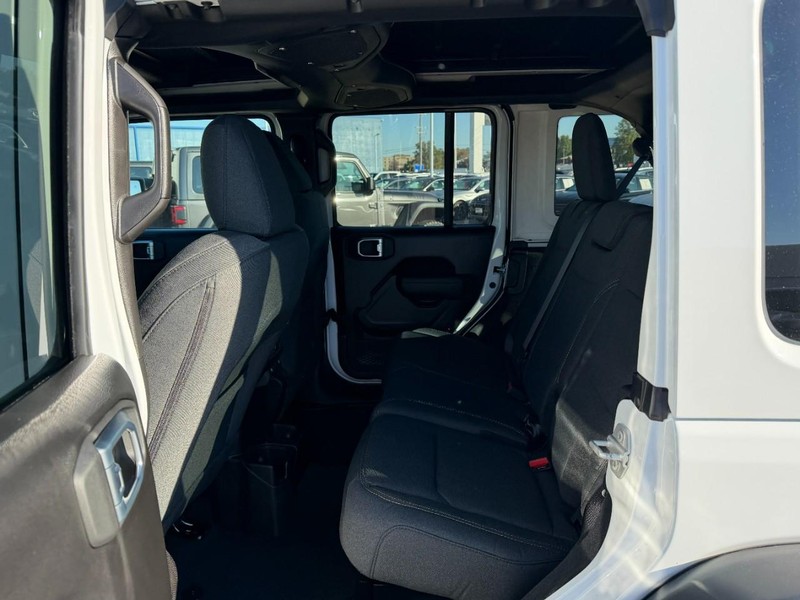 Jeep Wrangler Vehicle Full-screen Gallery Image 4