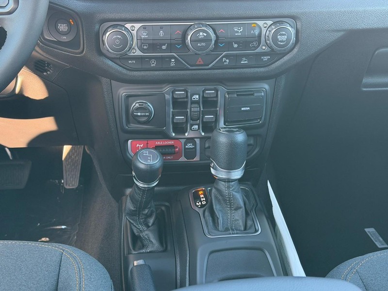 Jeep Wrangler Vehicle Full-screen Gallery Image 8