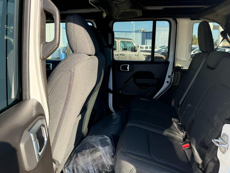 Jeep Wrangler Vehicle Full-screen Gallery Image 4