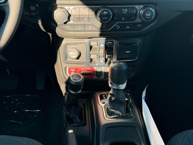 Jeep Wrangler Vehicle Full-screen Gallery Image 8