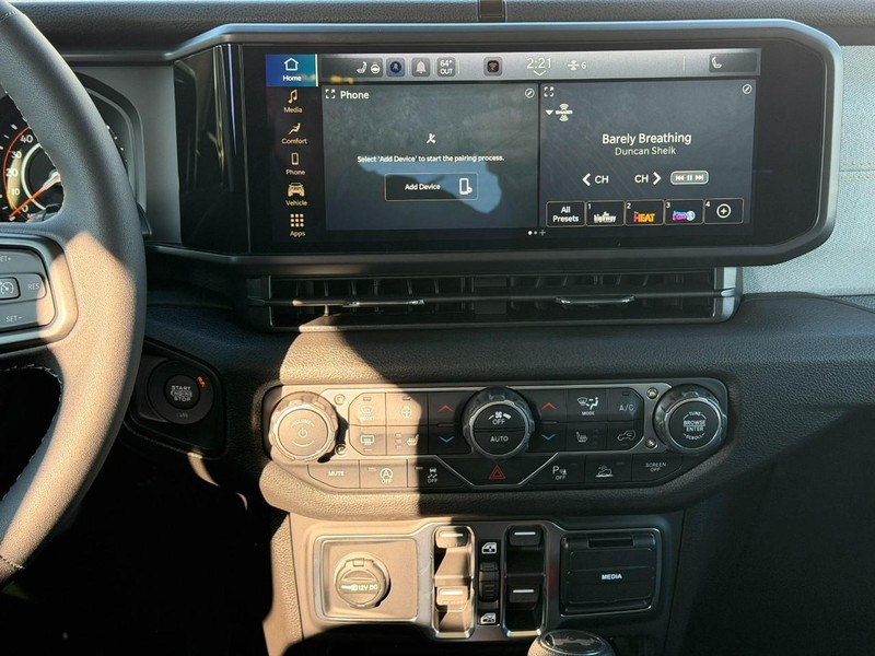 Jeep Wrangler Vehicle Full-screen Gallery Image 7