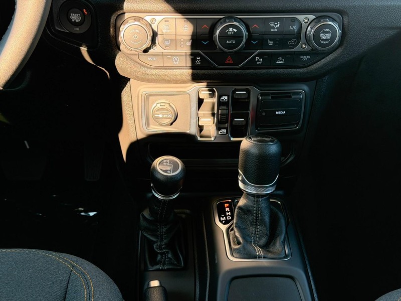 Jeep Wrangler Vehicle Full-screen Gallery Image 8