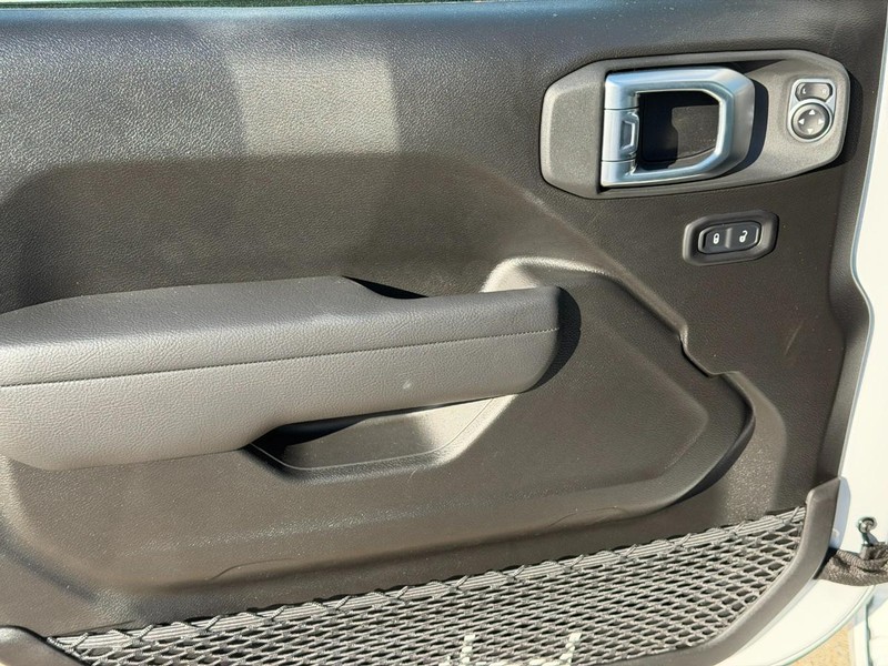 Jeep Wrangler Vehicle Full-screen Gallery Image 9