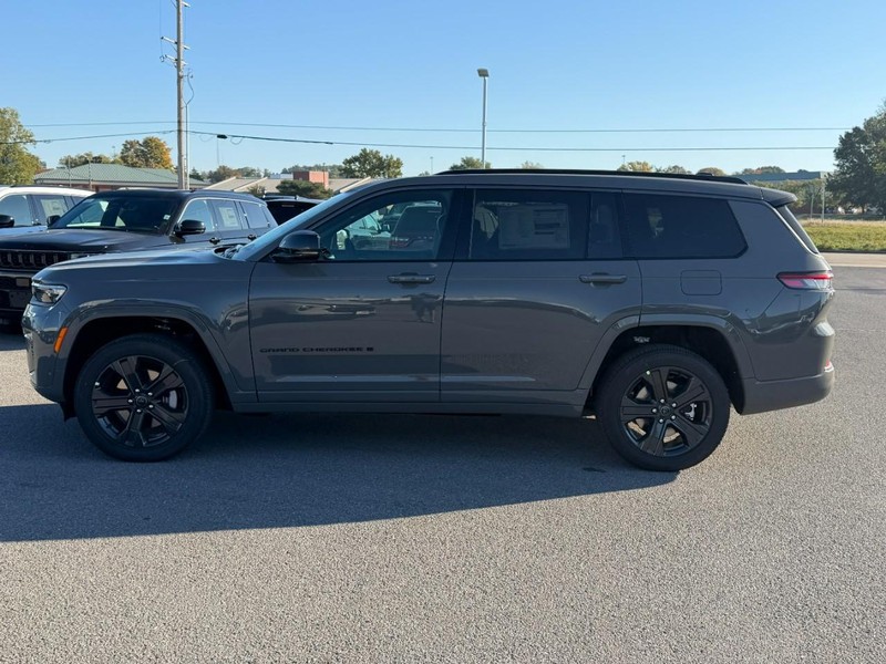 Jeep Grand Cherokee L Vehicle Full-screen Gallery Image 2